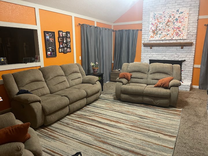 Olathe 3 BD/1.5 BTH w/basement. Great for Families