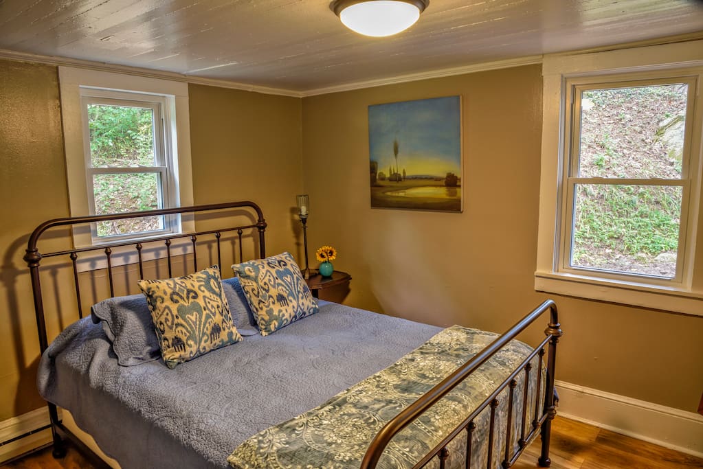Main Level Bedroom - Queen Bed