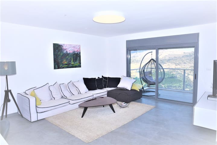 4Bdrm Luxury Penthouse with Lake View + Parking