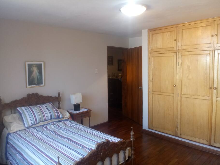 Dormitorio de una cama de plaza y media. Y closet