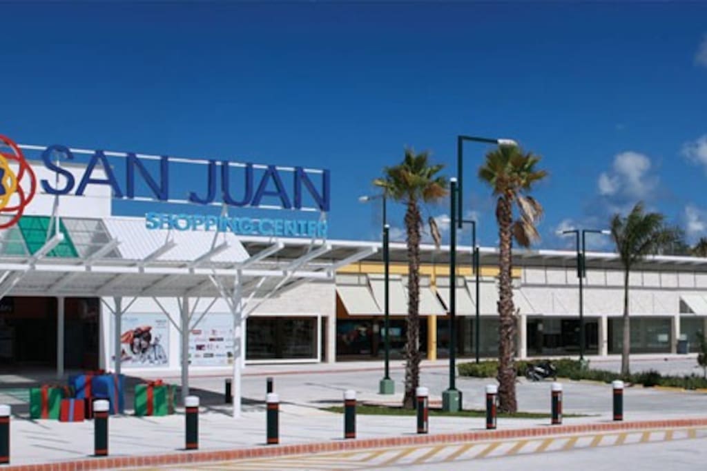 Centro comercial,cine ,restaurantes,cajeros automáticos.