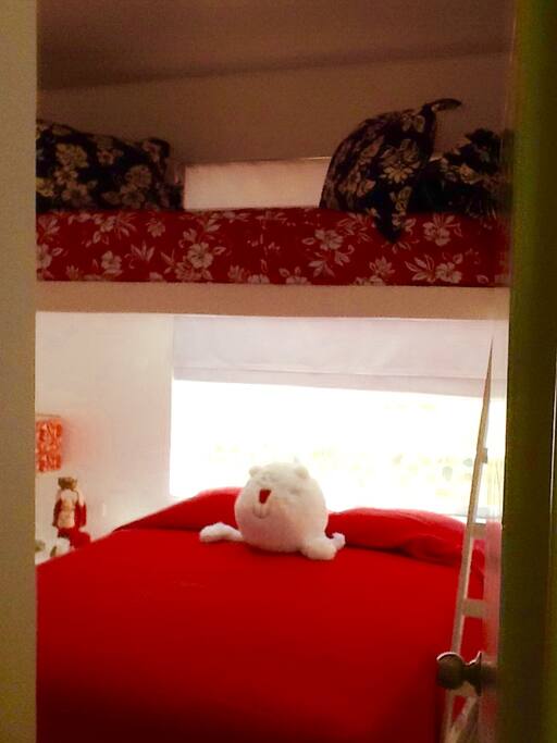 Dormitorio cama queen y cama encima y baño incorporado