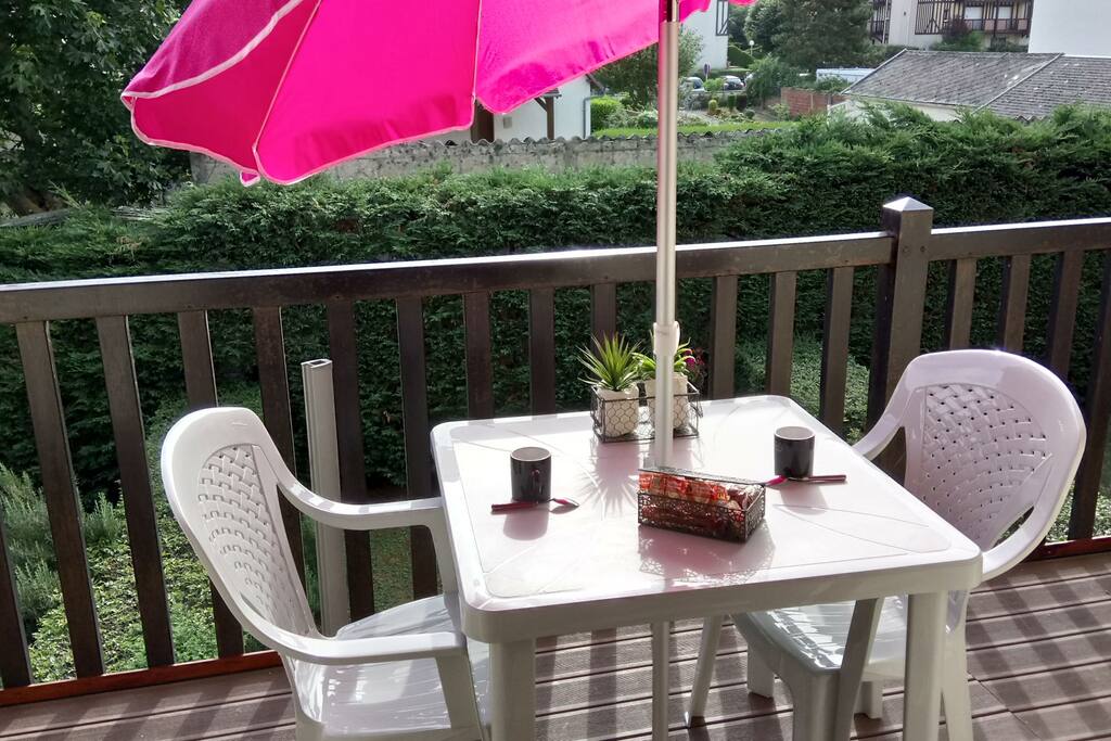 petite pause du matin sur la terrasse ensoleillée