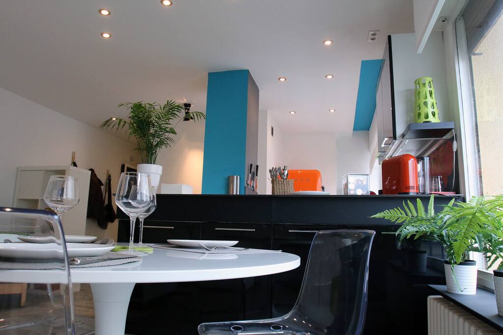 Coin repas et cuisine colorée en arrière plan - Dining area and colourful kitchen in the background