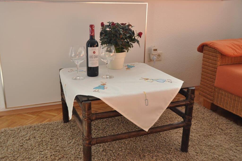 Couchtisch mit Willkommensgruß