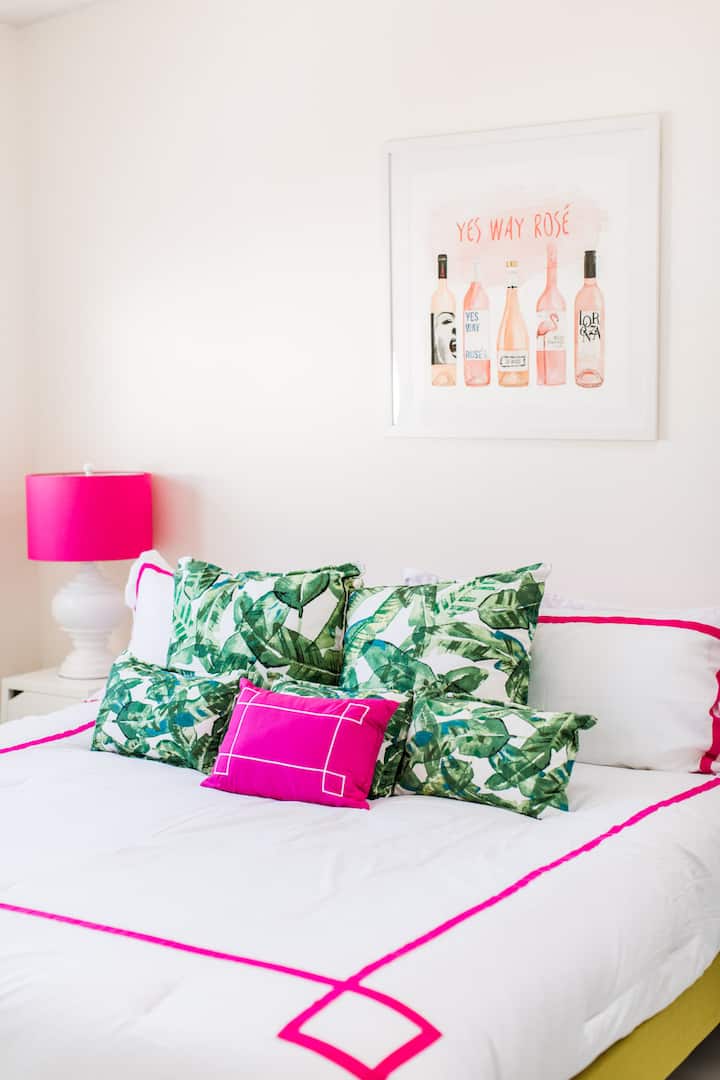 Спалня за гости: ултра удобно двойно легло, монтиран на стената смарт телевизор, DVD плейър, килер, будилник, скрин. 

**Имайте предвид, че завивките може да бъдат сменени поради нужди от почистване!

Снимка от Cavin Elizabeth Photography 