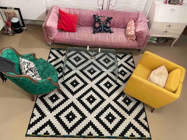 Huge flat with rock star history