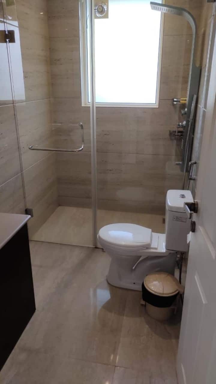 Full bathroom 1 image 1