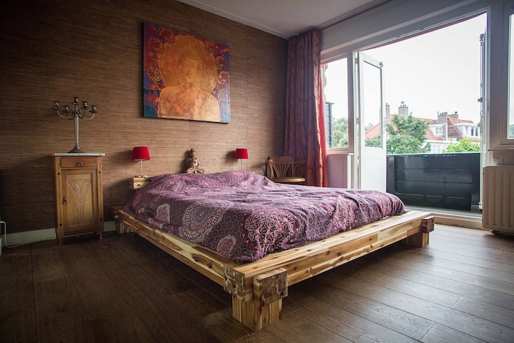 Მთავარი საძინებელი აივნით, პირველ სართულზე, სააბაზანოს გვერდით. Საწოლი არის კუინზის ზომის (160x200 მ).