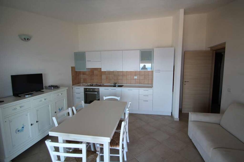 cucina con lavastoviglie e forno