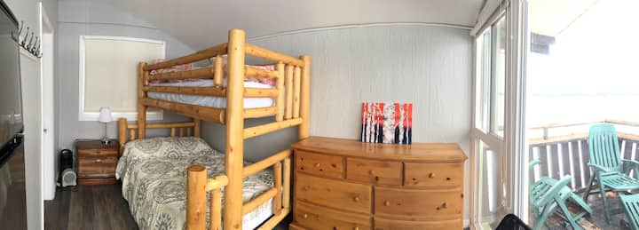 ห้องโบ๊ทเฮ้าส์ 2 เตียงคู่พร้อมเตียงสองชั้น