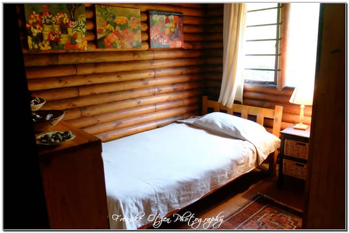 dormitorio individual con cama de 3/4