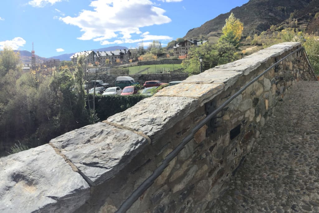 Benasque, a 30 minutoas paseando jutno a lrío.