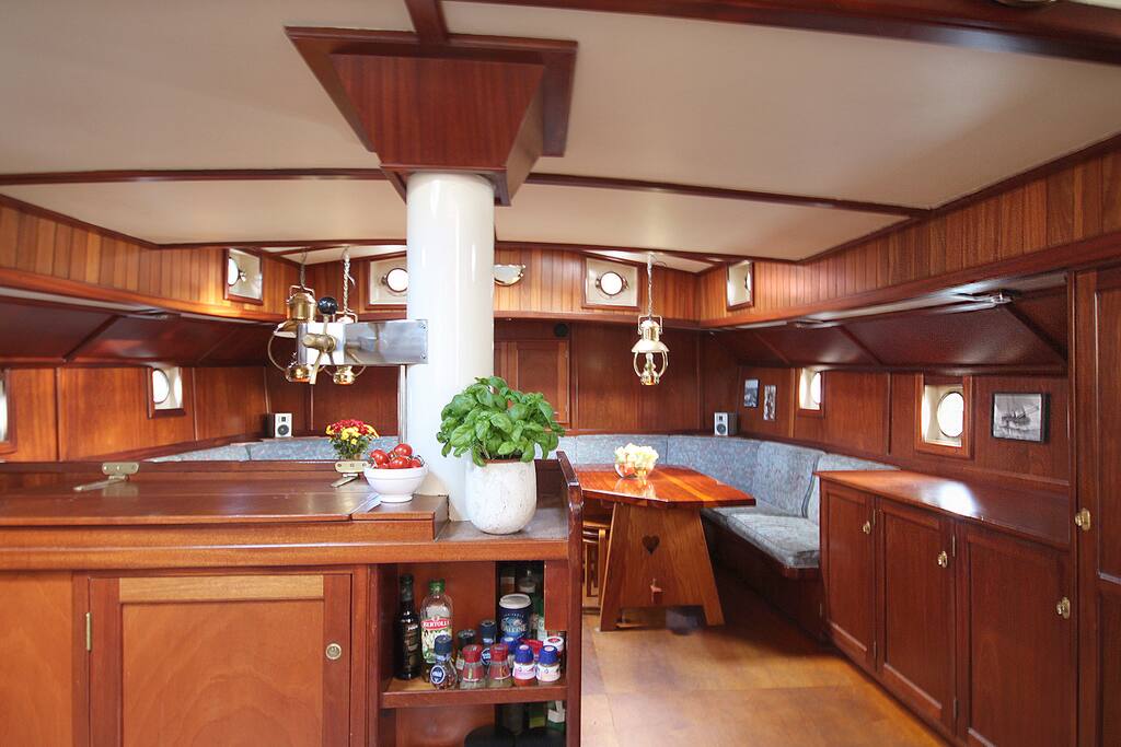 The ship has 5 cabins, three for 4 persons and two for 2 persons.