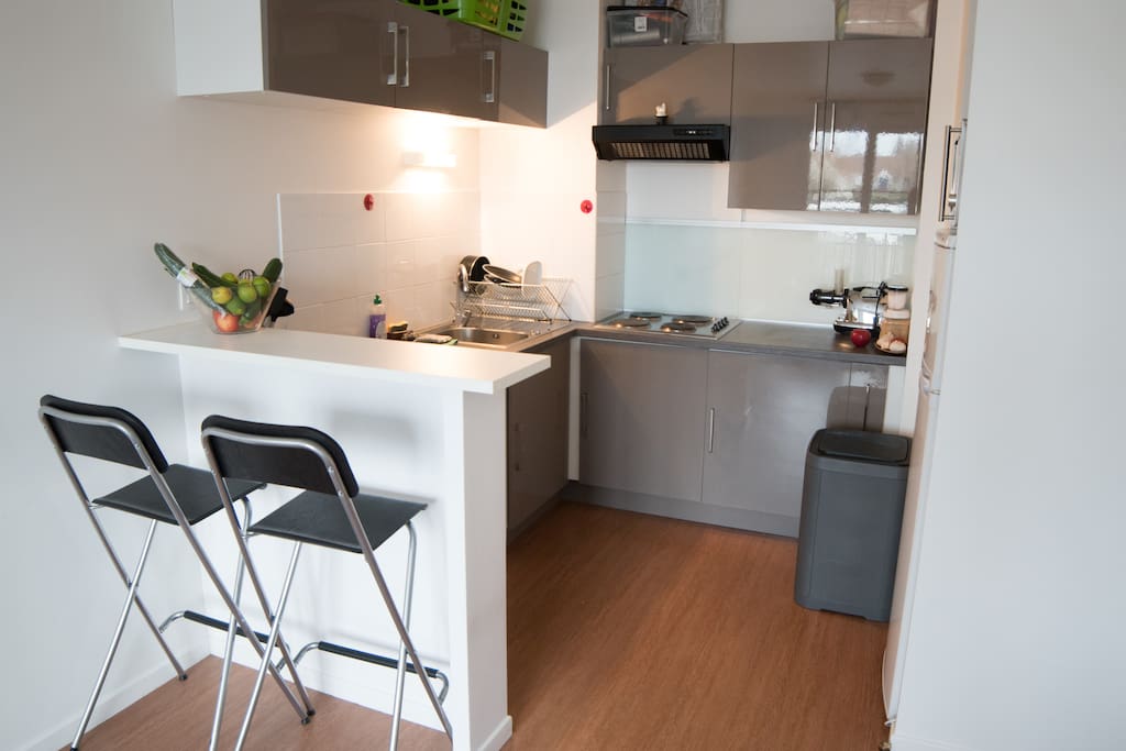 La cuisine à l'américaine avec son mini-bar.