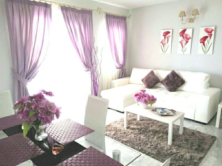 Bright and cozy living room.