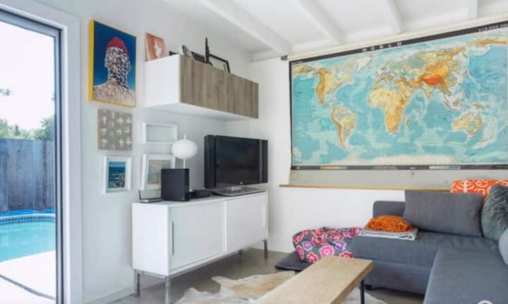 T.V. ოთახი/სასტუმრო ოთახი