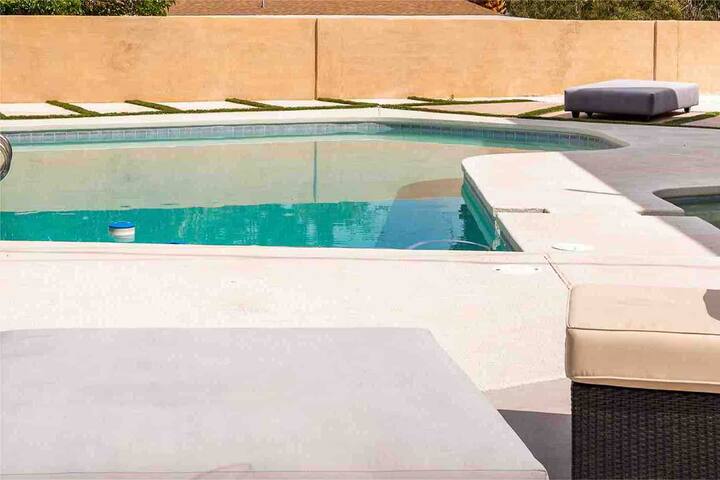 Vegas Oasis Near Strip – 5bdr. 4.5 Bath gallery image 2