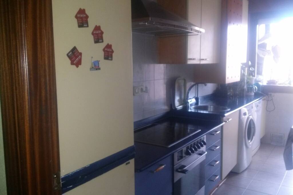 Cocina completa con electrodomesticos,lavadora,lavavajillas,cafetera,tostadora etc