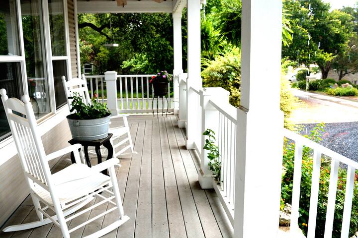 Charming 4 Bed 2.5 Bath-Just Minutes from the Lake gallery image 3