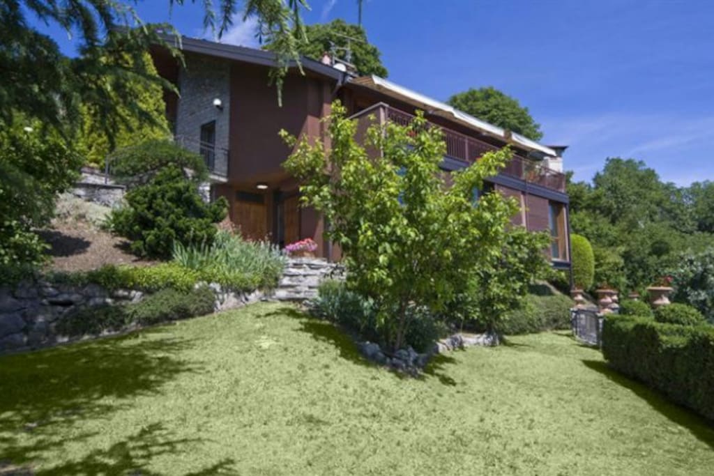 Single villa with a spacious garden