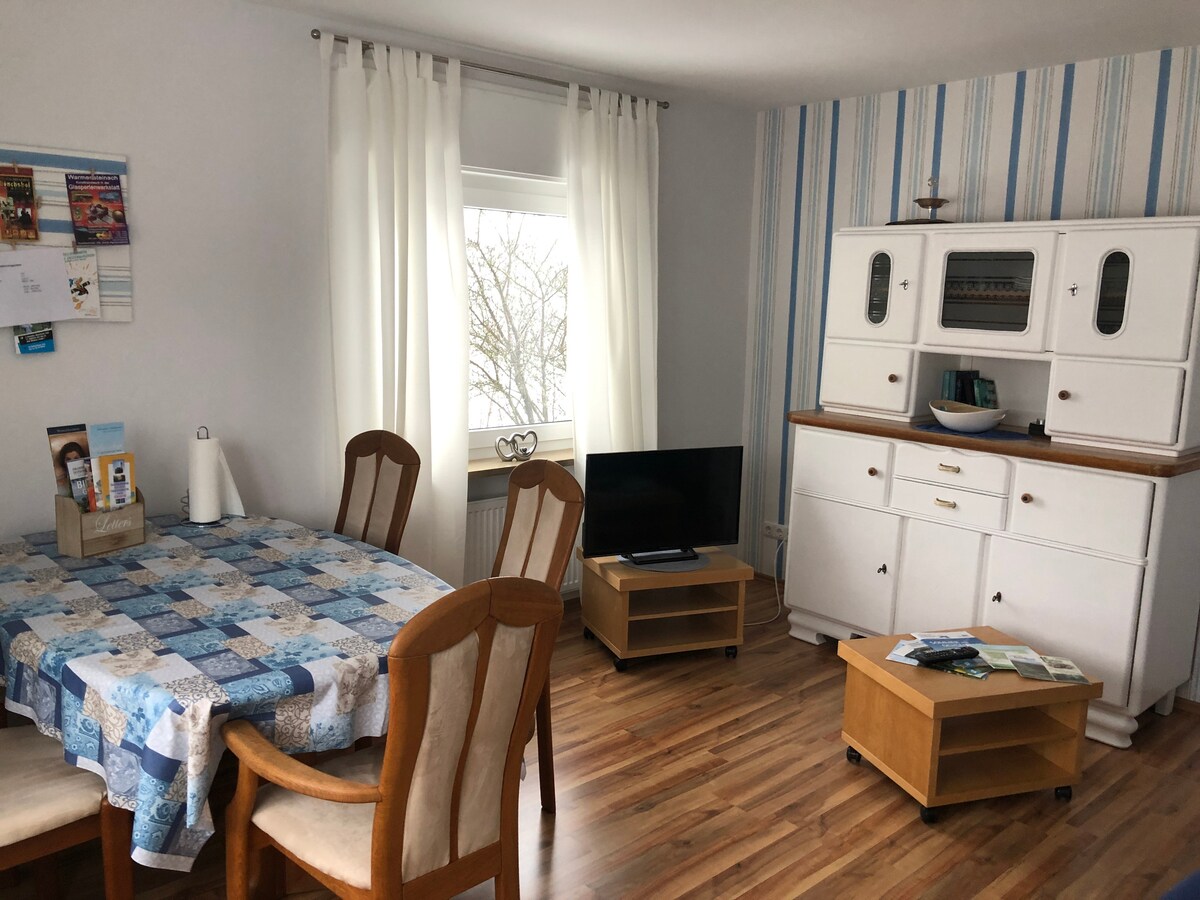 Salónik s rozkladacou pohovkou a televízorom