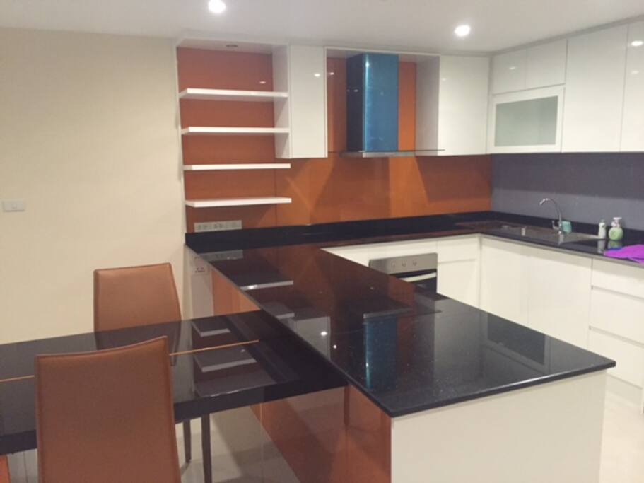 Brand new open kitchen...great for those who love to cook!