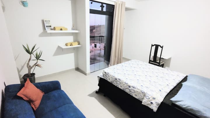 חדר עם מרפסת וספה 