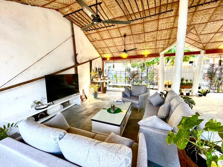 Beautifully Curated Home - Steps From The Beach! - Maldives