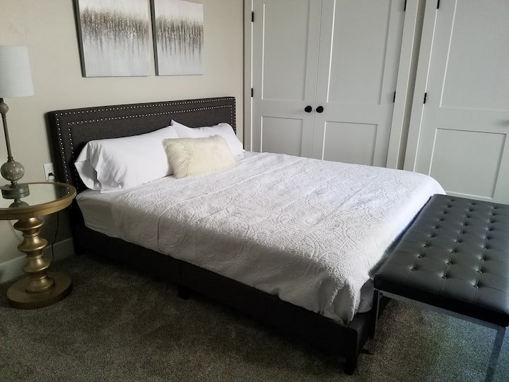 Kingsize bed met kingsize kussens en memory foam topper. Plafondventilator, bureau, spiegel, draaistoel en veel kastruimte. Volledig licht raam met verduisteringsgordijnen.