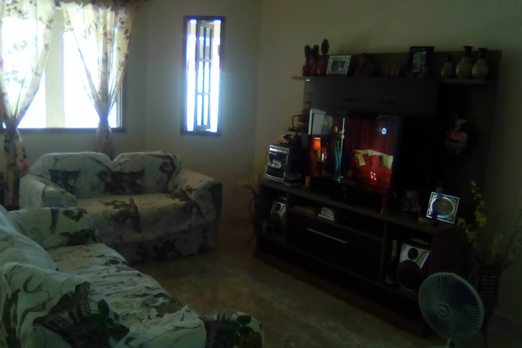 Sala arejada de 32m² para assistir um ótimo filme.