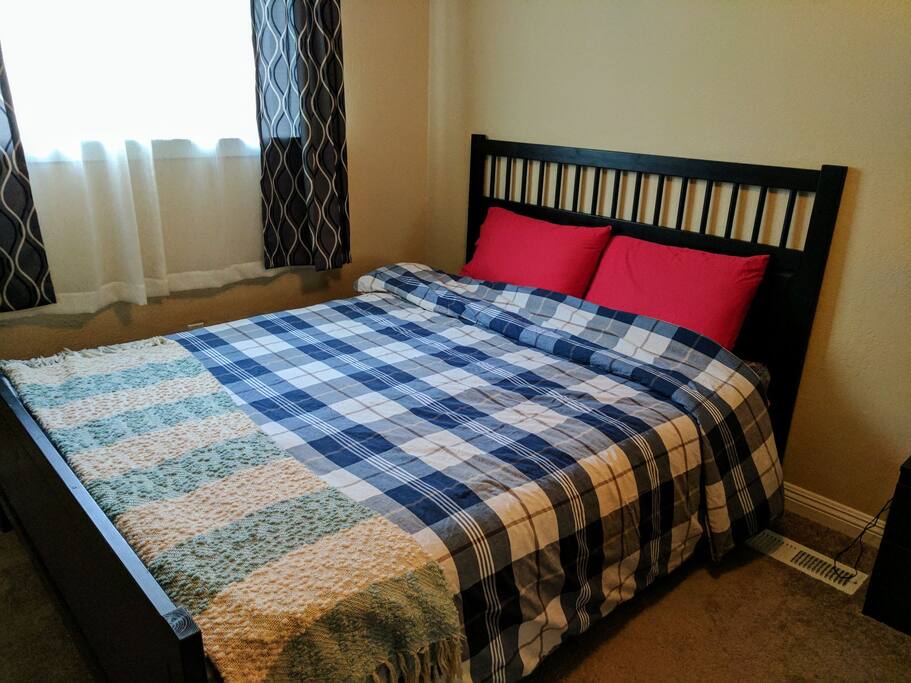 Queen bed. 2 adult can sleep.