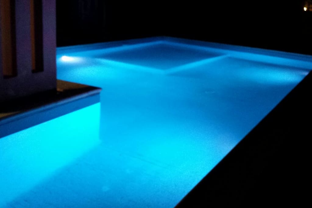Piscina illuminata la sera
