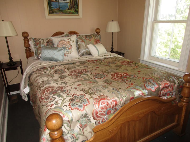 בחדר השינה הראשי יש מיטת קווין - סייז והוא ממוקם למעלה.