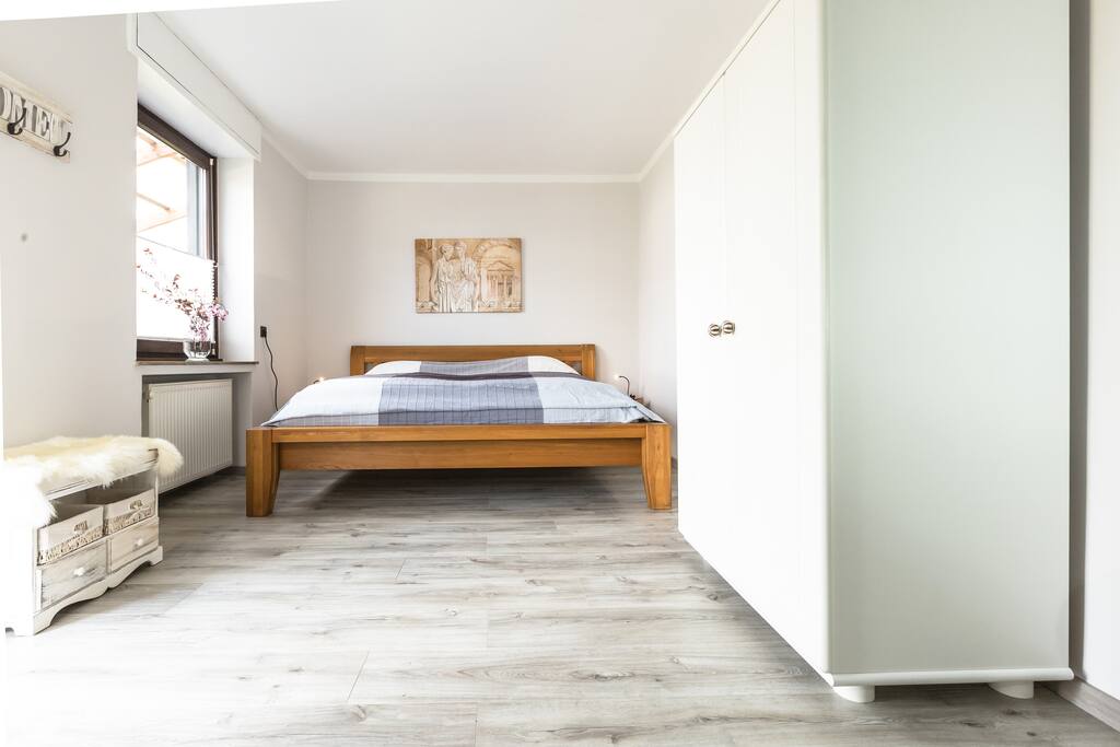Bequem und ruhig schlafen im großzügigen Doppelbett!