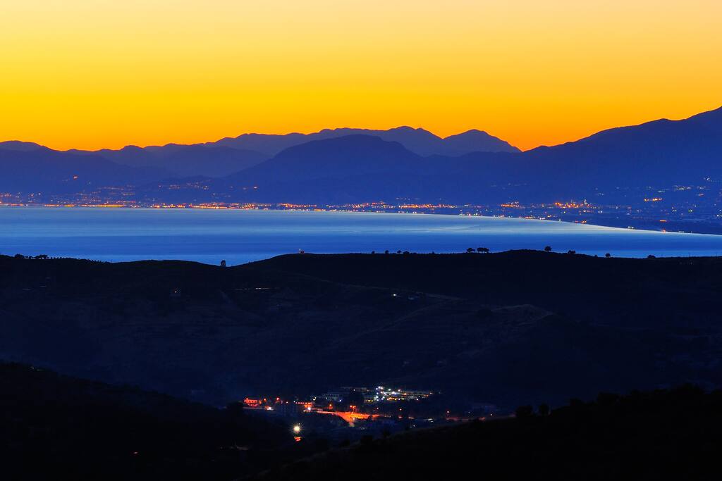 Particolare della vista del Golfo di Salerno, dalle finestre e balcone.
Vista towards the Gulf of Salerno from window and balcony, detail.