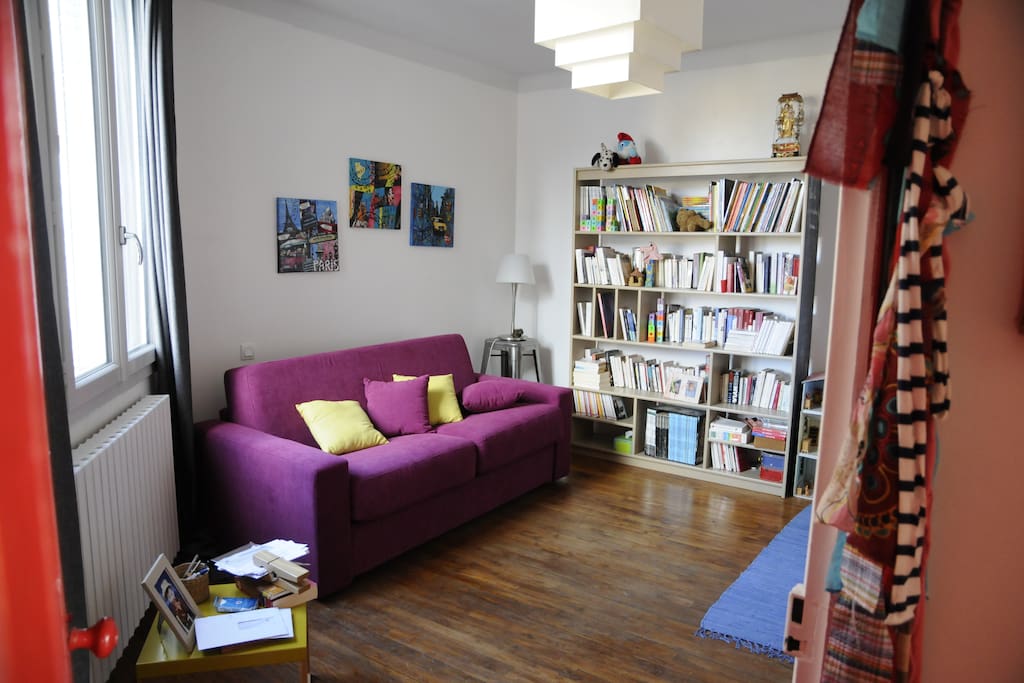 chambre de 15m² avec canapé lit neuf et confortable, vue sur cour, calme