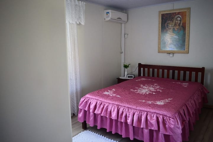 这张床已更换为带顶棚的弹簧床垫。