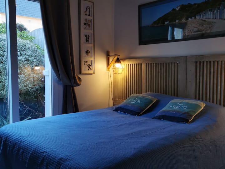 Chambre au rez-de-chaussée lit double 140x190. Avec accès direct à la terrasse. 