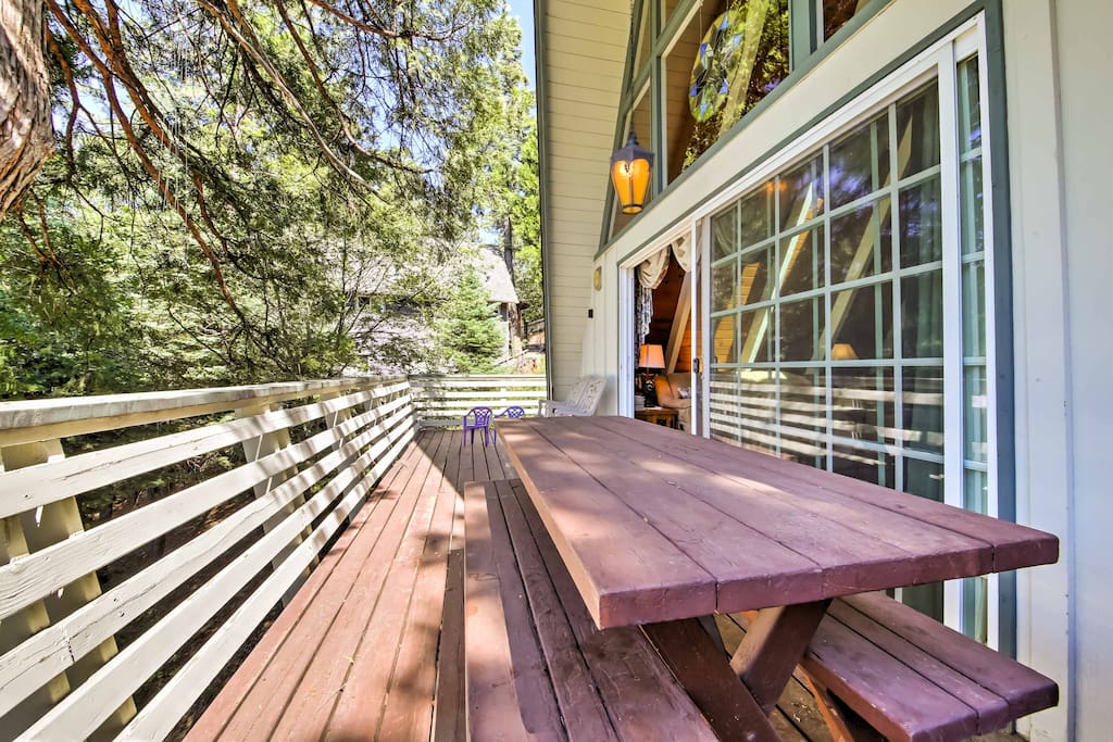 Dine al fresco at the picnic table.