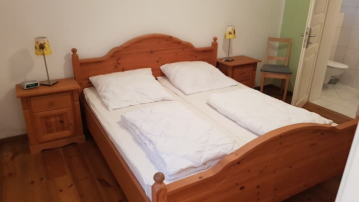 Dhomë gjumi me banjë brenda