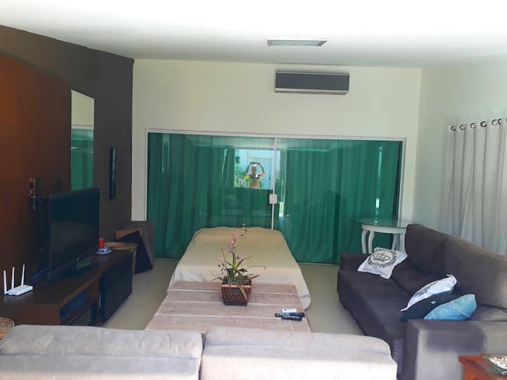 Хомейтър, адаптиран за спалня с двоен разтегателен диван и 2 дивана, на 1 от които приютява още 1 човек за спане.