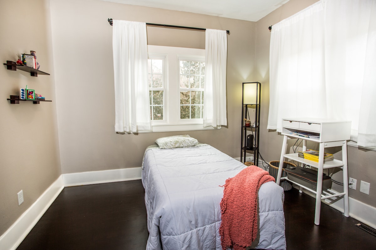 Bonusová izba: Tu je samostatná posteľ, malá detská postieľka a písací stôl. Táto spálňa je v zadnej časti bývania v blízkosti kuchyne. Vedľa izby sa nachádza aj miestnosť na oddych. 