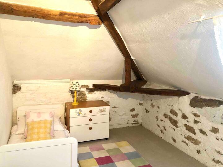 חדר שינה 8 נמצא בקומה השנייה וחלק חדר מקלחת עם חדר שינה 4, מה שהופך אותו לאידיאלי להורים עם ילד קטן (או שניים כעריסה - אתם מוזמנים לשאול אחת או שתיים ממיטות הנסיעות "בייבידן" שיש לנו - גם נכנסות לכאן)