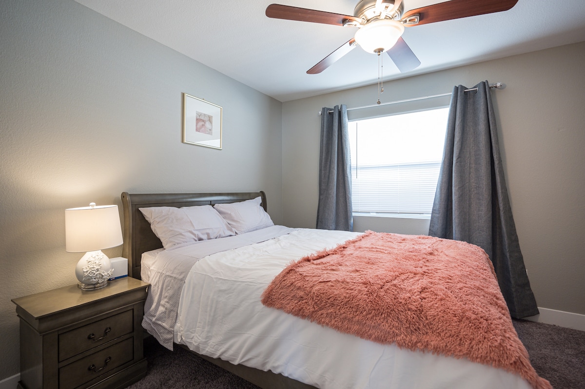 غرفة نوم ثالثة مريحة بسرير بحجم كبير.
