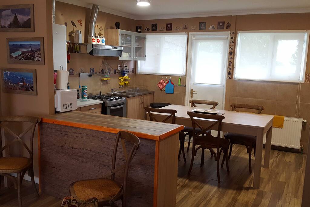 Sector cocina y comedor.