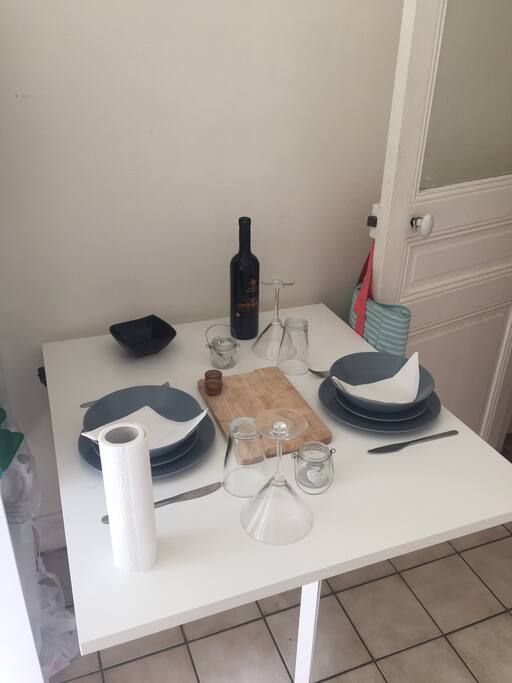 Table extensible + 4 chaises facile à déplacer dans la pièce principale