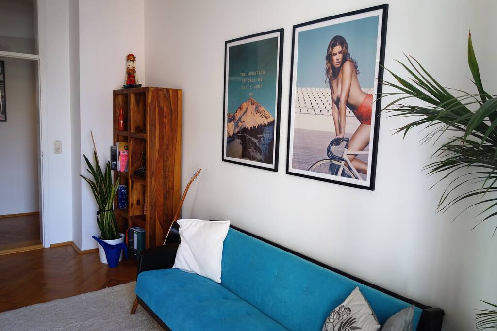 Wohnzimmer mit Balkon/Living room with balcony