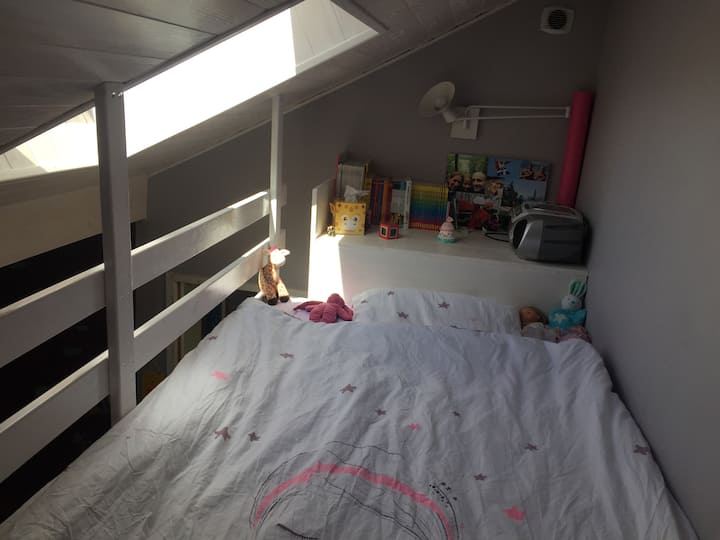 Dormitorio 3: 
- Cama individual grande de 110 x 200 cm
