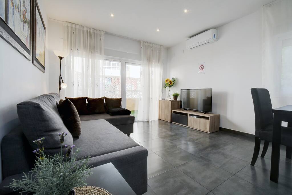 Big living room.
Salón grande.